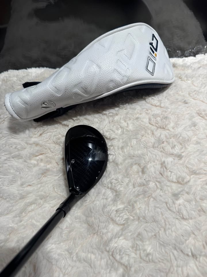 SOLD - Taylor Made Qi10 3 hybrid golf