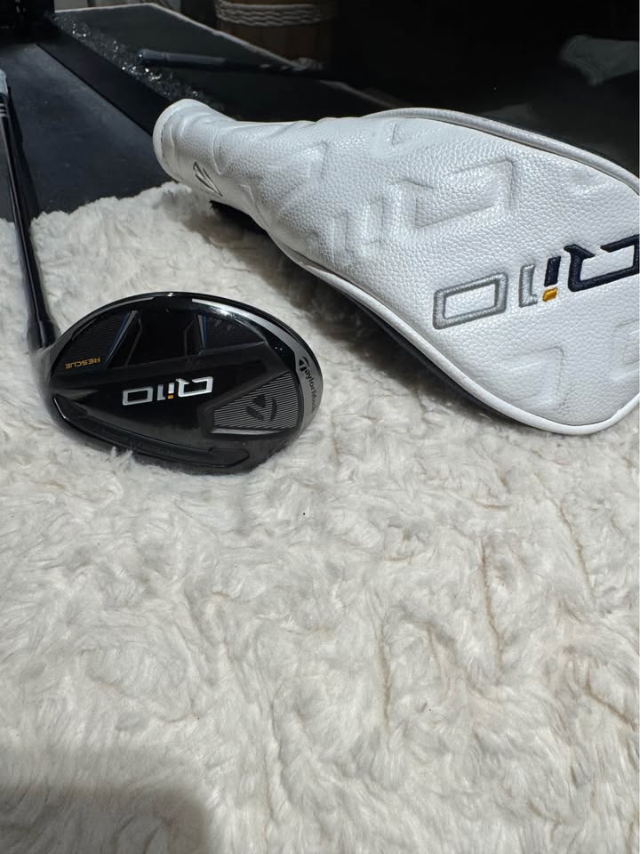 SOLD - Taylor Made Qi10 3 hybrid golf