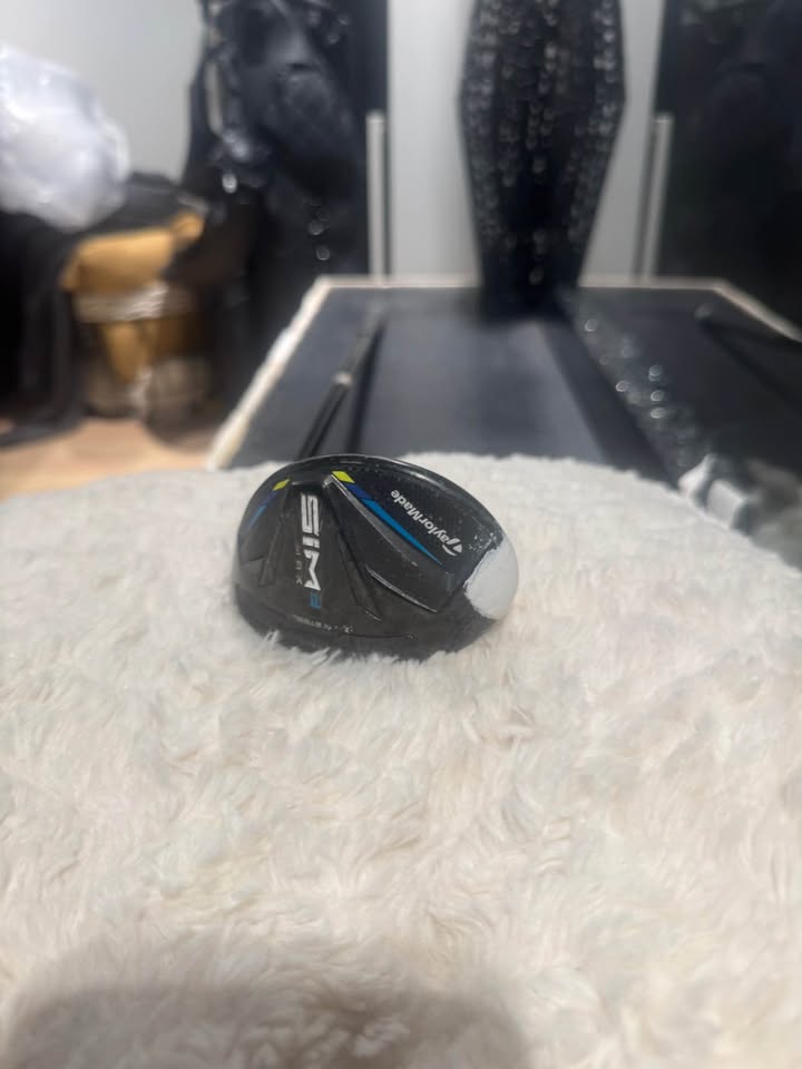 TAYLOR MADE SIM 2 MAX HYBRID